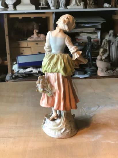 null 20th century Austrian manufacture. 
Young woman with a flower basket.
Polychrome...