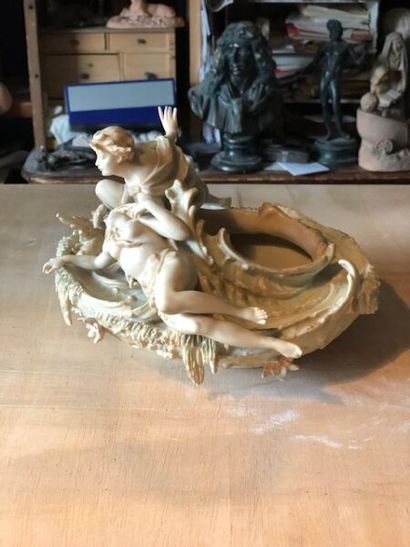 null Manufacture to be identified?
Apollo and a Nymph ?
Polychrome porcelain pocket...