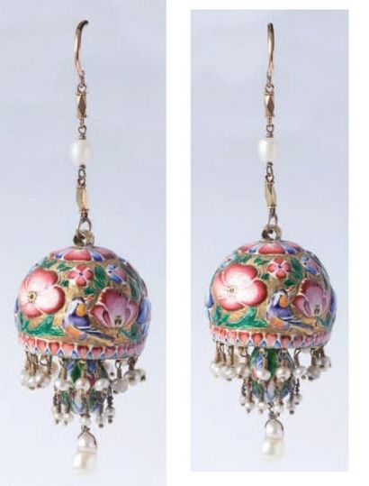 null PAIRE DE BOUCLES D'OREILLE QÂJÂRE EN OR ÉMAILLÉ, IRAN, XIXe SIÈCLE. Boucle formée...