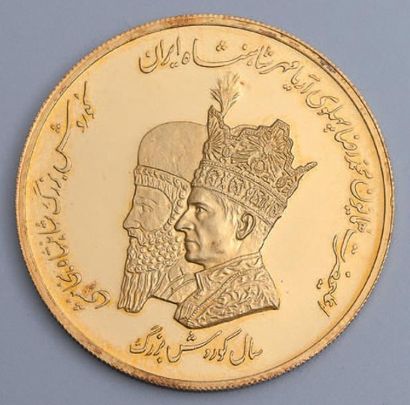 null MÉDAILLE COMMÉMORATIVE DE MOHAMMAD REZA PAHLAVI, IRAN, 1971. Large médaille...