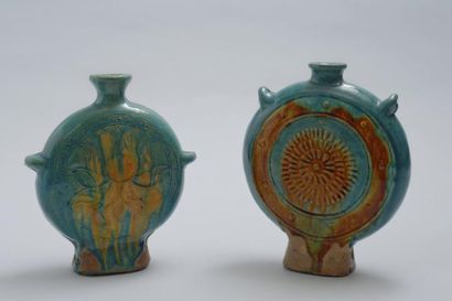 CHINE, Epoque MING (1368 - 1644) Deux gourdes en grès émaillé bleu turquoise et brun...