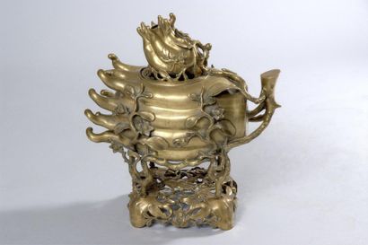 CHINE, XIXe siècle Important brûle-parfum en bronze en forme de citron digité, reposant...