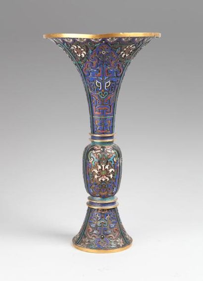 CHINE, Début XXème siècle Vase de forme "gu" en bronze doré et émaux cloisonnés à...