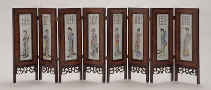 CHINE, XXème siècle Petit paravent de table à huit feuilles composé de plaques de...