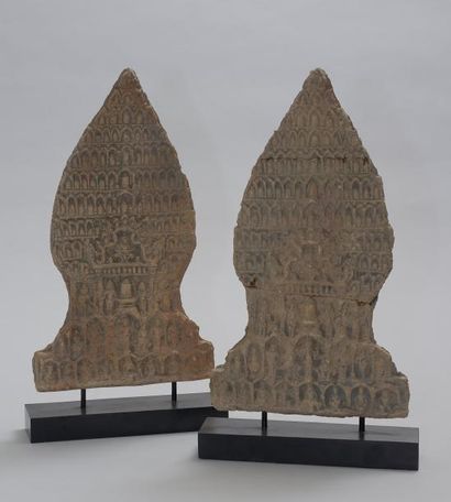 CAMBODGE, Période khmère, Xème-XIIIème siècle Deux petites stèles en terre cuite...