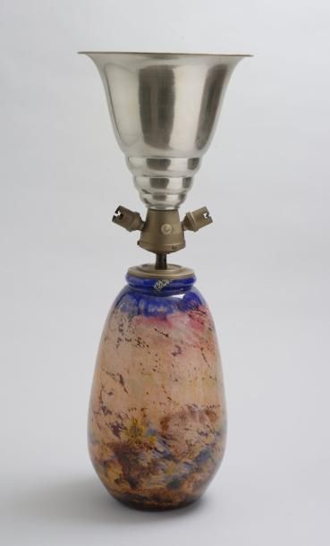 MULLER FRERES LUNEVILLE Important vase de forme ovoïde monté en lampe en verre marmoréen...