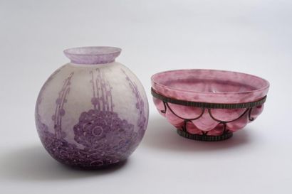 LORRAIN CROISMARE (attribué à) Coupe circulaire en verre marmoréen nuancé de rose...