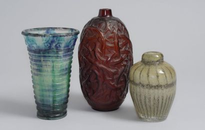RENE LALIQUE (1860-1945) Vase modèle " Ronces " en verre soufflé-moulé teinté rouge...