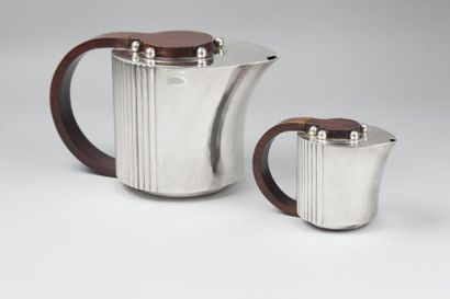 JEAN-ÉMILE PUIFORCAT (1897-1945) Théière et pot à lait modèle " Etchea " en métal...