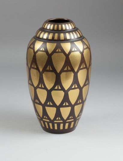 Luc LANEL (1893-1965) / MAISON CHRISTOFLE Vase ovoïde en métal à double renflement...