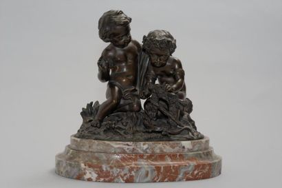 D'après CLODION Enfants jouant avec un lézard. Bronze à patine brune. Signé sur la...