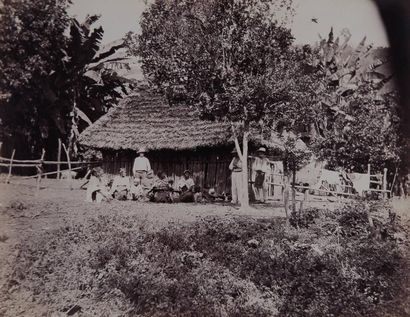 Eadweard J. MUYBRIDGE (1830-1904), [attribué à] Groupe d?indiens devant son habitation,...