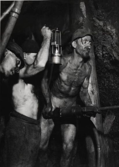 Aurel Bauh (1900-1964) Au fond de la mine, 1945. Épreuve gélatino-argentique d?époque....