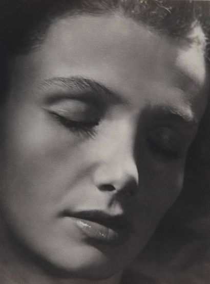 Aurel Bauh (1900-1964) Lyne Clevers (1909-1991), actrice 1930-1934. Épreuve gélatino-argentique...