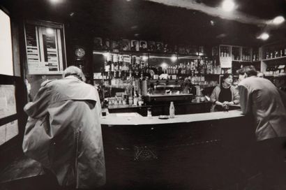 PIERRE JAHAN (1909-2003) Café, 1989. Épreuve argentique postérieure sur papier baryté....