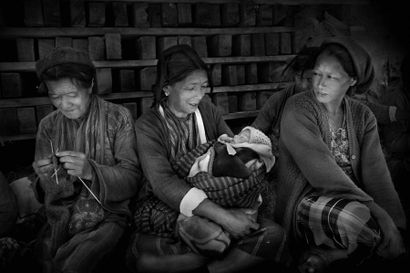 Yvan TRAVERT (né en 1948) Lorsque l?enfant: Femmes monpa Arunachal-Pradesh, Inde,...