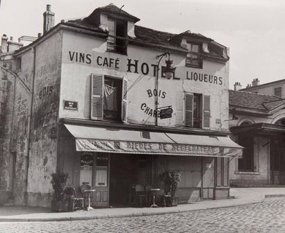 PIERRE JAHAN (1909-2003) Hôtel rue de Bagnolet, 1947. Épreuve argentique postérieure....