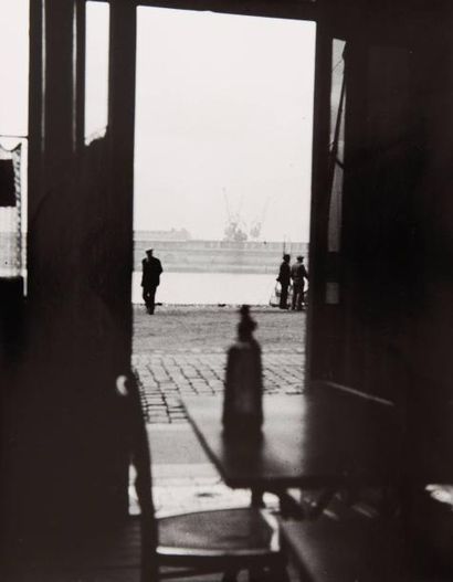 PIERRE JAHAN (1909-2003) Au Havre, 1939. Épreuve argentique postérieure. Tampon du...