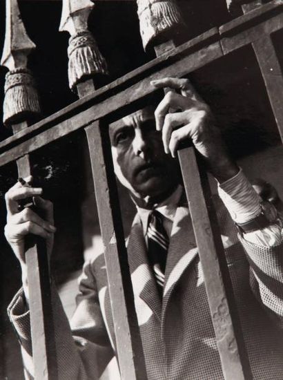 PIERRE JAHAN (1909-2003) Jean Cocteau «derrière les barreaux», s.d. Épreuve argentique...