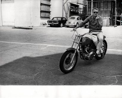 null LA CANONNIERE DU YANG-TSE / THE SAND PEBBLES Steve McQueen sur le tournage du...