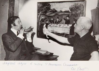 EVGUENI KHALDEI (1917-1997) Le mime Marceau à Moscou, s.d. Épreuve argentique sur...
