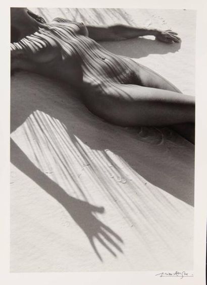 LUCIEN CLERGUE (Né en 1934) Nude at White Sands. Épreuve argentique postérieure,...