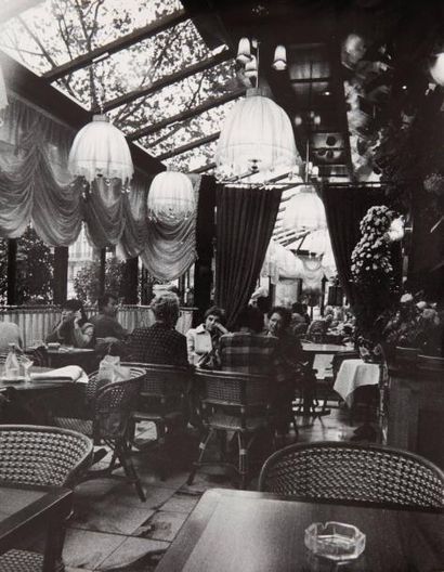 PIERRE JAHAN (1909-2003) Café aux tentures, 1989. Épreuve argentique d?époque sur...