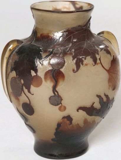 ÉMILE GALLE (1846-1904). Important vase pansu sur pied en verre soufflé à décor gravé...