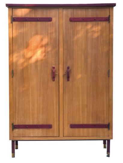 JACQUES ADNET (1900-1984). Armoire en bois naturel verni à deux portes en façade...