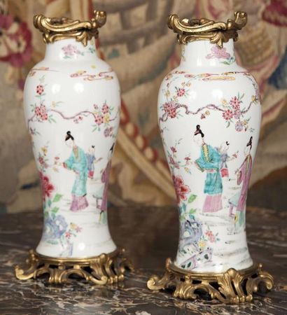 null Paire de vases balustre en porcelaine A décor polychrome de dames de cour et...