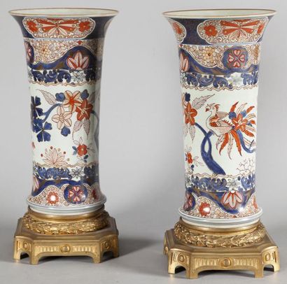 Paire de vases cornet en porcelaine à décor...