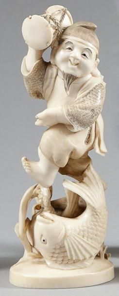 JAPON - Epoque MEIJI (1868-1912) Okimono en ivoire, Ebisu debout sur sa carpe et...