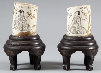 JAPON - Epoque MEIJI (1868 - 1912) Paire de petits troncs d'ivoire formant porte-pinceaux...