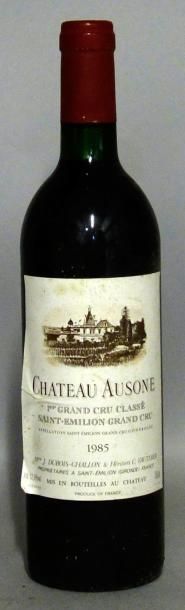 null 1 Bouteille CHÂTEAU AUSONE 1985 Étiquette légèrement tachée; niveau bas goulot....