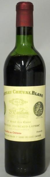 null 1 Bouteille CHÂTEAU CHEVAL BLANC 1962 Etiquette fanée, niveau mi épaule. Label...