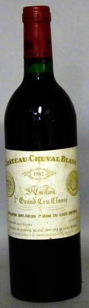 null 1 Bouteille CHÂTEAU CHEVAL BLANC 1982 Étiquette fanée; niveau bas goulot. Label...