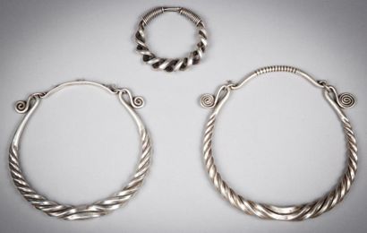 null Bel ensemble composé de deux colliers et d'un bracelet en métal argentifère...