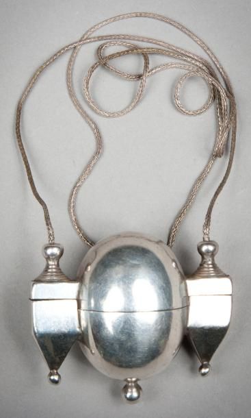 null Porte amulette (fin lingam en pierre) en métal argentifère. Contenant de forme...