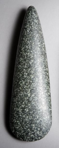 null Lame de hache cérémonielle (monnaie) en pierre polie verte. 17,5 × 6,8 cm