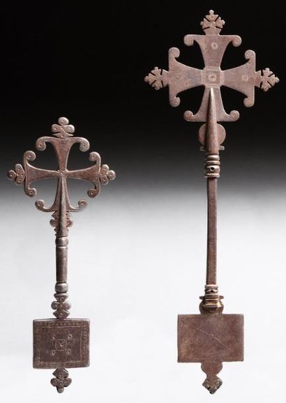 null Ensemble de deux croix portatives en fer forgé argentifère utilisées au cours...