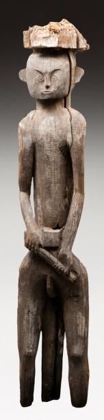 null Important poteau rituel (agam) en bois de fer figurant un guerrier armé d'un...