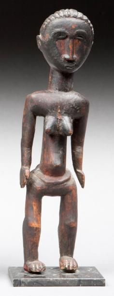 null Statuette anthropomorphe présentant un personnage féminin debout, les bras détachés...