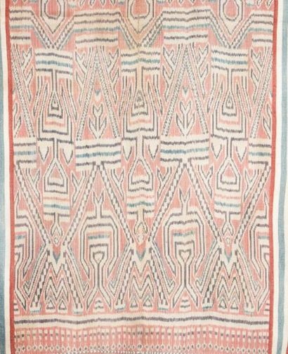 null Textile ikaté pua' kumbu' composé de deux lés. Le décor géométrique composé...