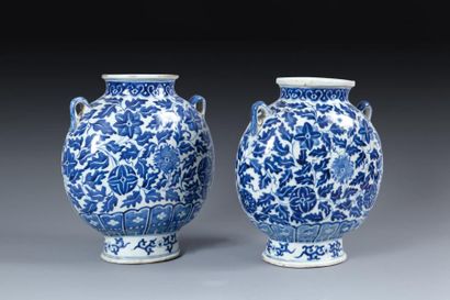 CHINE - Fin XIXe siècle Paire de vases de forme gourde de forme balustre en porcelaine...