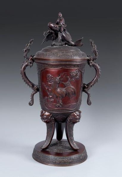 JAPON - Epoque MEIJI (1868 - 1912) Brûle-parfum tripode en bronze à patine brune...