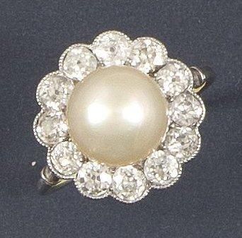 null Bague entourage ornée d'une perle entourée de diamants (environ 0,96 ct), monture...