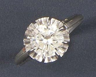 null Diamant de taille moderne serti sur une monture cassée en or et platine. Poids...