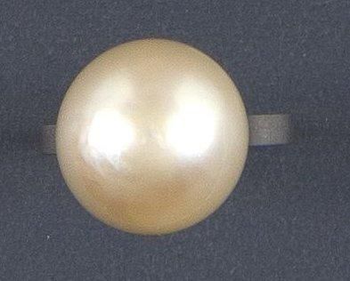 null Bague en platine ornée d'une importante perle de culture de 14 mm. Poids brut:...