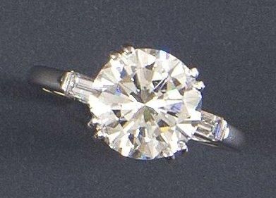 BOUCHERON Bague solitaire en platine ornée d'un diamant pesant 3,5 cts, de couleur...