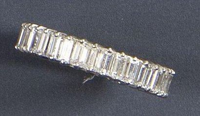 BOUCHERON Alliance en platine entièrement pavée de diamants baguette (environ 3,5...